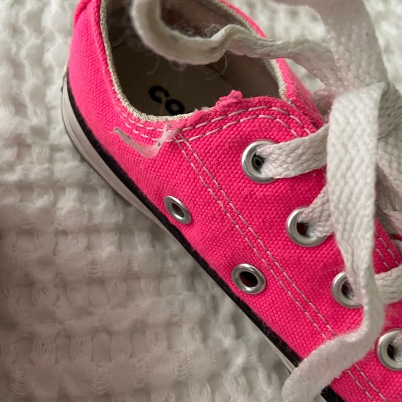 Little Girl’s converse NEON PINK shoes size 11 - Picture 3 of 7